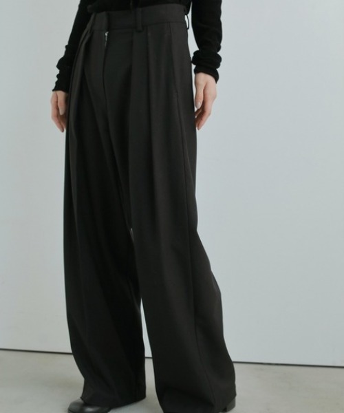 anuke（アンヌーク）の「anuke Tuck Wide Pants（その他パンツ・レディース・ブラウン/ブラック・36/38）」の2枚目の写真