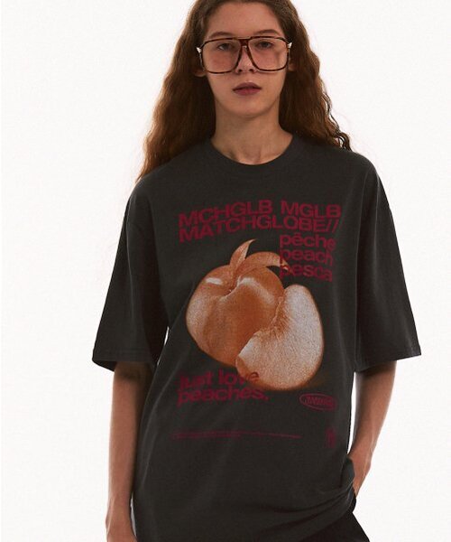 MATCHGLOBE(マッチグローブ)の「ピーチスオーバーサイズTシャツ(ダークグレー)(Tシャツ/カットソー・レディース・その他・FREE)」の2枚目の写真