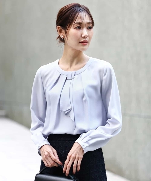 MK MICHEL KLEIN(エムケーミッシェルクラン)の「マルチwayボウタイブラウス/洗える(シャツ/ブラウス・レディース・アイボリー/ライトブルー・38/40)」の1枚目の写真