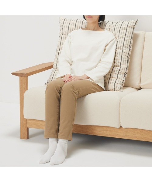 無印良品(ムジルシリョウヒン)の「綿洗いざらし大判クッション 75×75cm(クッション/クッションカバー・メンズ・ホワイト系/グレー系・FREE)」の3枚目の写真