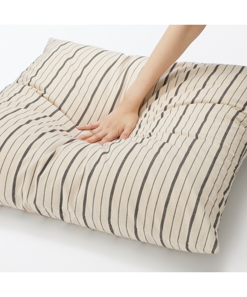 無印良品(ムジルシリョウヒン)の「綿洗いざらし大判クッション 75×75cm(クッション/クッションカバー・メンズ・ホワイト系/グレー系・FREE)」の4枚目の写真