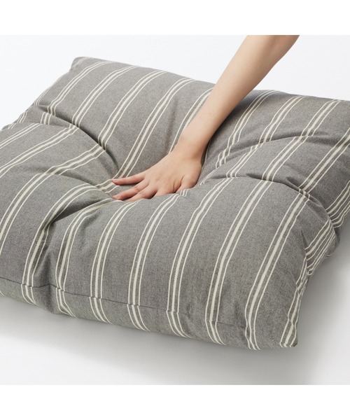 無印良品(ムジルシリョウヒン)の「綿洗いざらし大判クッション 75×75cm(クッション/クッションカバー・メンズ・ホワイト系/グレー系・FREE)」の12枚目の写真