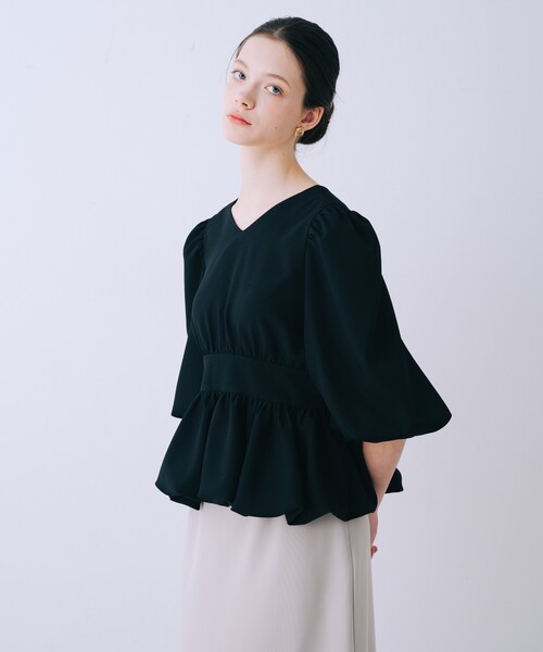 SELFIST(セルフィスト)の「バルーンパフショルブラウス 春服 夏服 Vネック シアーシャツ(シャツ/ブラウス・レディース・オフホワイト/ブラック/グレイッシュブルー・36/38)」の3枚目の写真