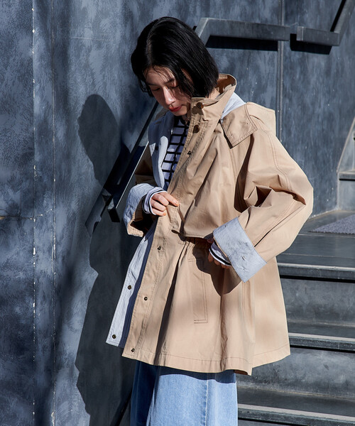 FREAK'S STORE（フリークスストア）の「2way 配色ステッチ フード付き ミニフレア トレンチコート/ハイネックショート丈 スプリングコート（トレンチコート・レディース・ネイビー/ベージュ/オフホワイト・ﾌﾘ-）」の4枚目の写真