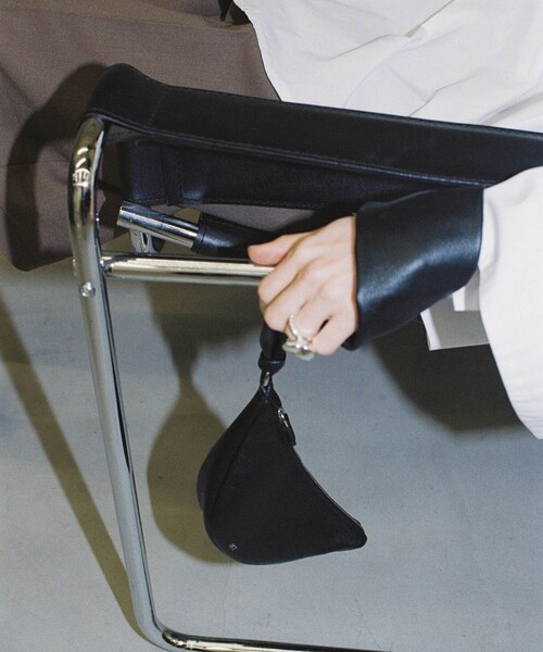 ADAM ET ROPE'(アダムエロペ)の「【PFT】Tori Clutch Bag(クラッチバッグ・レディース・ブラック/ベージュ・FREE)」の4枚目の写真