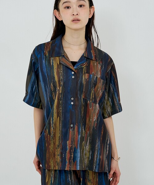 NOMINE（ノミネ）の「【セットアップ対応】ペイント柄 開襟シャツ（シャツ/ブラウス・レディース・ブラウン/グリーン/ピンク・フリー）」の2枚目の写真