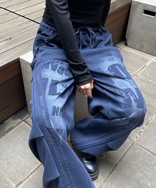 ROGER AND RAW(ロジャーアンドロウ)の「スプレープリントワイドカーブパンツ(スウェットパンツ・レディース・ネイビー/ブラック・FREE)」の2枚目の写真