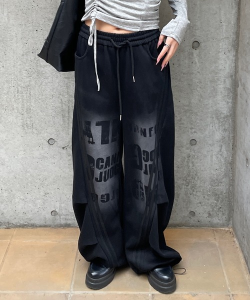 ROGER AND RAW(ロジャーアンドロウ)の「スプレープリントワイドカーブパンツ(スウェットパンツ・レディース・ネイビー/ブラック・FREE)」の1枚目の写真