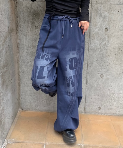 ROGER AND RAW(ロジャーアンドロウ)の「スプレープリントワイドカーブパンツ(スウェットパンツ・レディース・ネイビー/ブラック・FREE)」の22枚目の写真