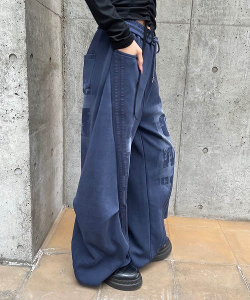ROGER AND RAW(ロジャーアンドロウ)の「スプレープリントワイドカーブパンツ(スウェットパンツ・レディース・ネイビー/ブラック・FREE)」の19枚目の写真