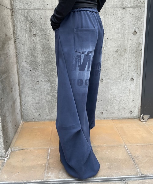 ROGER AND RAW(ロジャーアンドロウ)の「スプレープリントワイドカーブパンツ(スウェットパンツ・レディース・ネイビー/ブラック・FREE)」の17枚目の写真