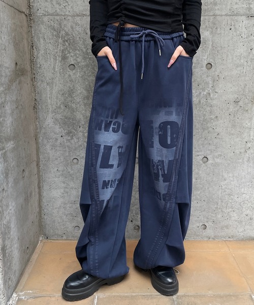 ROGER AND RAW(ロジャーアンドロウ)の「スプレープリントワイドカーブパンツ(スウェットパンツ・レディース・ネイビー/ブラック・FREE)」の16枚目の写真