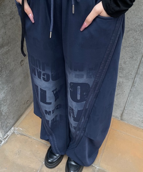 ROGER AND RAW(ロジャーアンドロウ)の「スプレープリントワイドカーブパンツ(スウェットパンツ・レディース・ネイビー/ブラック・FREE)」の15枚目の写真
