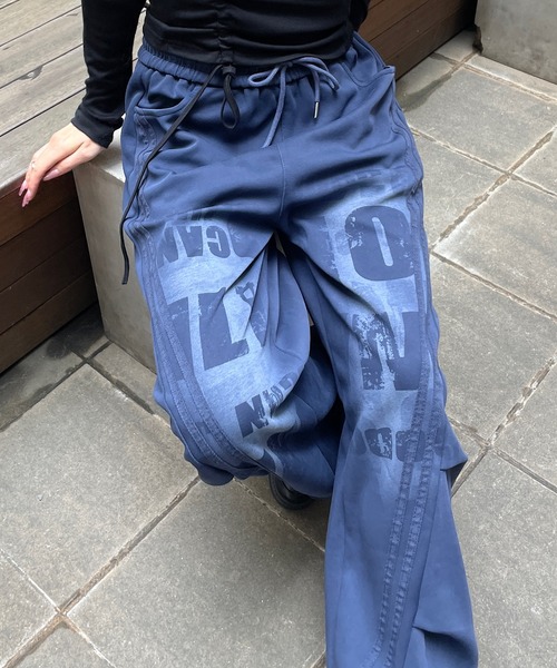 ROGER AND RAW(ロジャーアンドロウ)の「スプレープリントワイドカーブパンツ(スウェットパンツ・レディース・ネイビー/ブラック・FREE)」の14枚目の写真