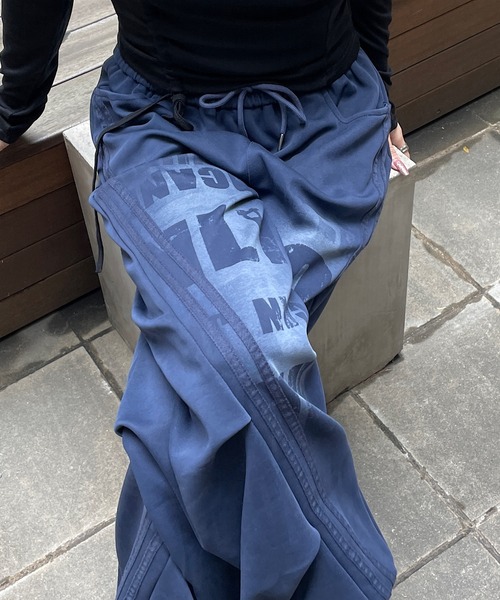 ROGER AND RAW(ロジャーアンドロウ)の「スプレープリントワイドカーブパンツ(スウェットパンツ・レディース・ネイビー/ブラック・FREE)」の13枚目の写真