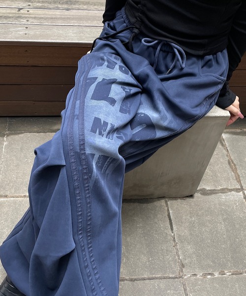 ROGER AND RAW(ロジャーアンドロウ)の「スプレープリントワイドカーブパンツ(スウェットパンツ・レディース・ネイビー/ブラック・FREE)」の12枚目の写真