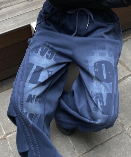 ROGER AND RAW(ロジャーアンドロウ)の「スプレープリントワイドカーブパンツ(スウェットパンツ・レディース・ネイビー/ブラック・FREE)」の11枚目の写真