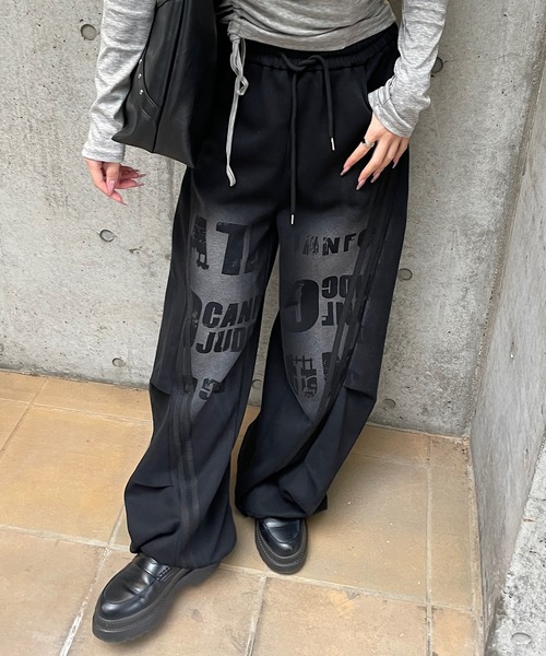 ROGER AND RAW(ロジャーアンドロウ)の「スプレープリントワイドカーブパンツ(スウェットパンツ・レディース・ネイビー/ブラック・FREE)」の9枚目の写真