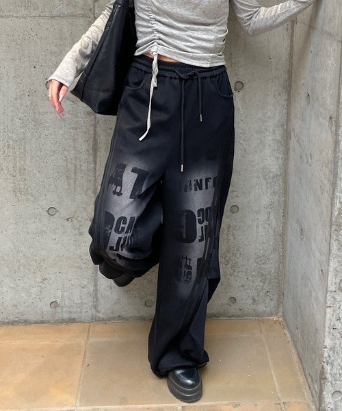 ROGER AND RAW(ロジャーアンドロウ)の「スプレープリントワイドカーブパンツ(スウェットパンツ・レディース・ネイビー/ブラック・FREE)」の8枚目の写真