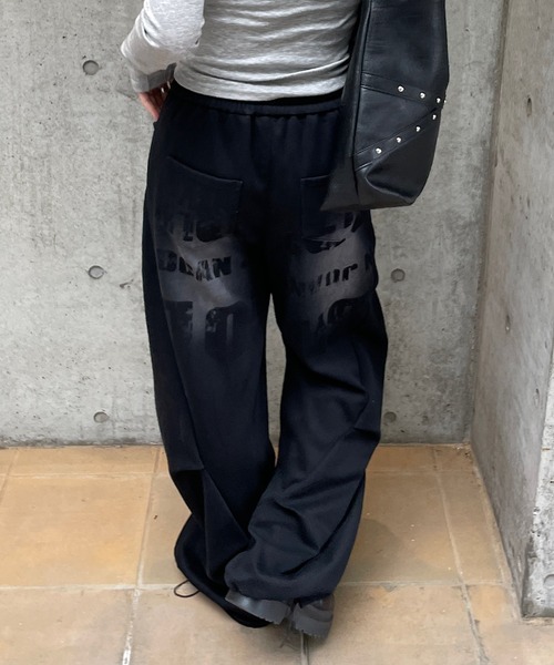 ROGER AND RAW(ロジャーアンドロウ)の「スプレープリントワイドカーブパンツ(スウェットパンツ・レディース・ネイビー/ブラック・FREE)」の6枚目の写真