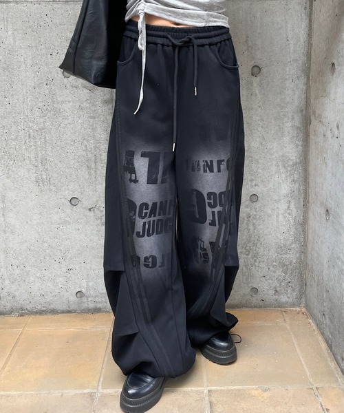 ROGER AND RAW(ロジャーアンドロウ)の「スプレープリントワイドカーブパンツ(スウェットパンツ・レディース・ネイビー/ブラック・FREE)」の10枚目の写真