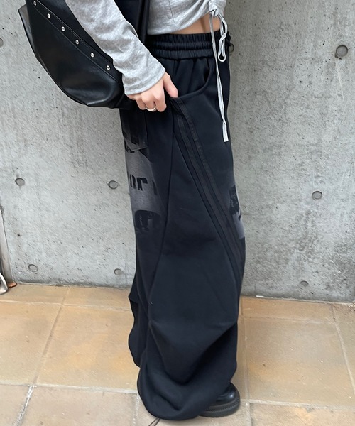 ROGER AND RAW(ロジャーアンドロウ)の「スプレープリントワイドカーブパンツ(スウェットパンツ・レディース・ネイビー/ブラック・FREE)」の7枚目の写真
