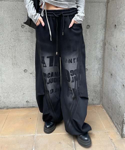 ROGER AND RAW(ロジャーアンドロウ)の「スプレープリントワイドカーブパンツ(スウェットパンツ・レディース・ネイビー/ブラック・FREE)」の3枚目の写真