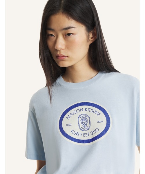 Maison Kitsune(メゾンキツネ)の「MAISON KITSUNE x KURO GRAND EST. VINTAGE WASH TEE(Tシャツ/カットソー・メンズ・ライトブルー・XL/S/M/L)」の5枚目の写真
