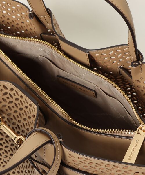 MICHAEL KORS(マイケルコース)の「CARSON MD CZ SATCHEL Satchel(ハンドバッグ・レディース・キャメル・FREE)」の4枚目の写真