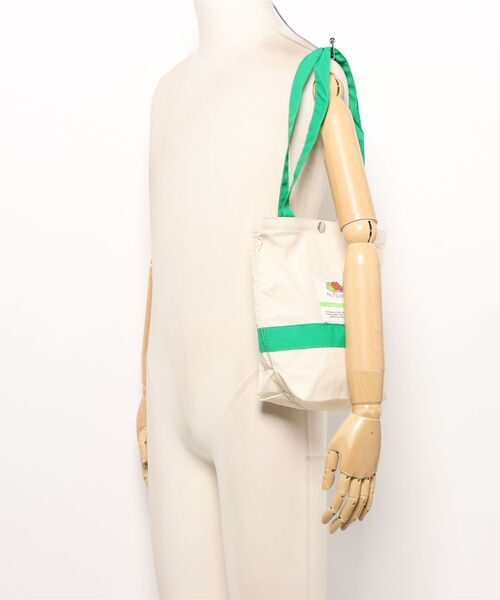 FRUIT OF THE LOOM(フルーツオブザルーム)の「FRUIT OF THE LOOM / FTL NYLON TOTEBAG M / 80310300(トートバッグ・レディース・オフホワイト/グリーン系その他・ONESIZE)」の6枚目の写真