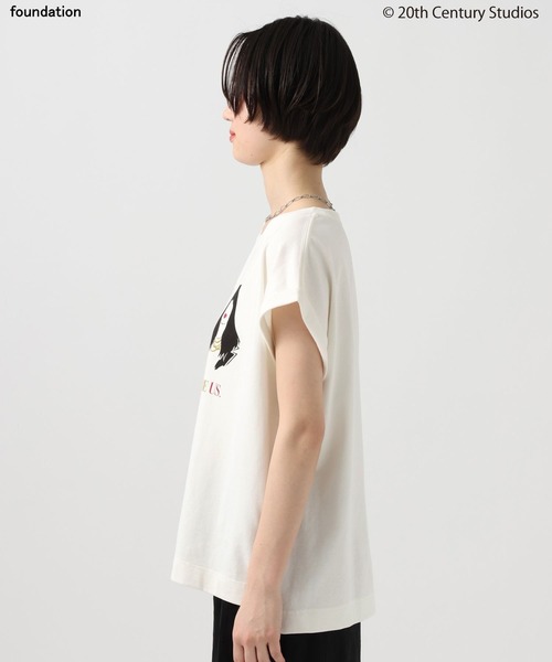 BAYFLOW(ベイフロー)の「【プラダを着た悪魔】フレンチスリーブTシャツ(Tシャツ/カットソー・レディース・シルバーグレー/オフホワイト/レッド・FREE)」の7枚目の写真