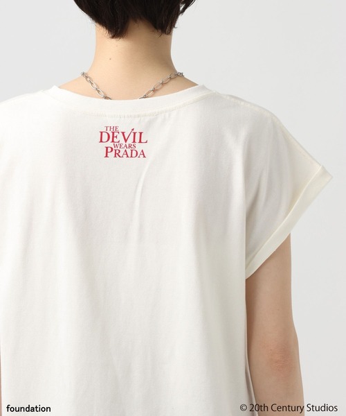 BAYFLOW(ベイフロー)の「【プラダを着た悪魔】フレンチスリーブTシャツ(Tシャツ/カットソー・レディース・シルバーグレー/オフホワイト/レッド・FREE)」の12枚目の写真