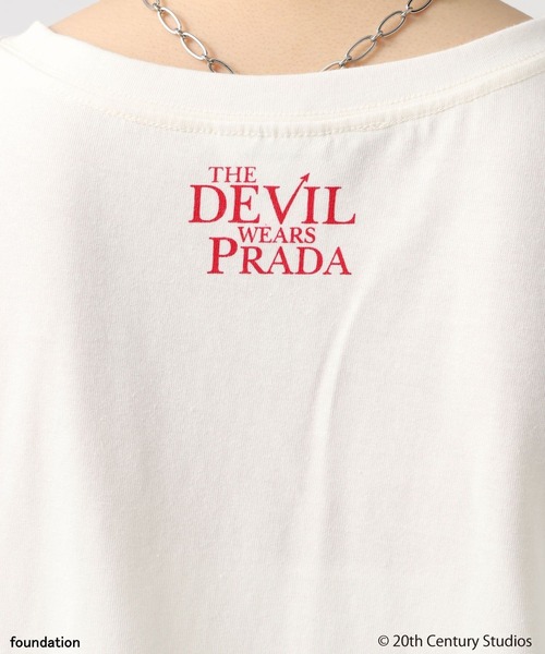 BAYFLOW(ベイフロー)の「【プラダを着た悪魔】フレンチスリーブTシャツ(Tシャツ/カットソー・レディース・シルバーグレー/オフホワイト/レッド・FREE)」の14枚目の写真