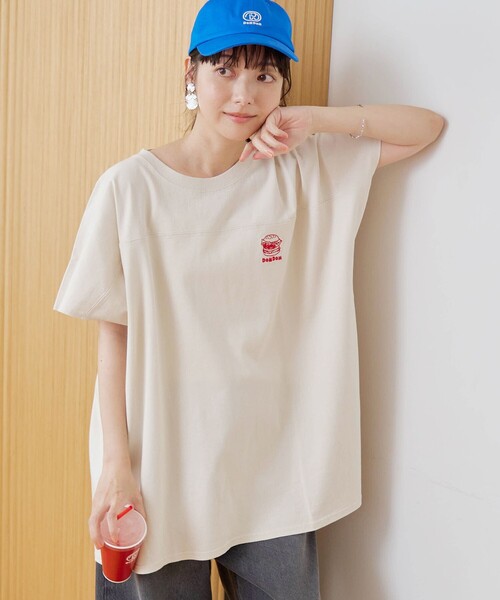 coen(コーエン)の「【DOMDOM(ドムドム)×coen】ワンポイント刺繍フットボールTシャツ(Tシャツ/カットソー・レディース・ナチュラル/オフホワイト/ダークグレー/レッド・M/L)」の3枚目の写真