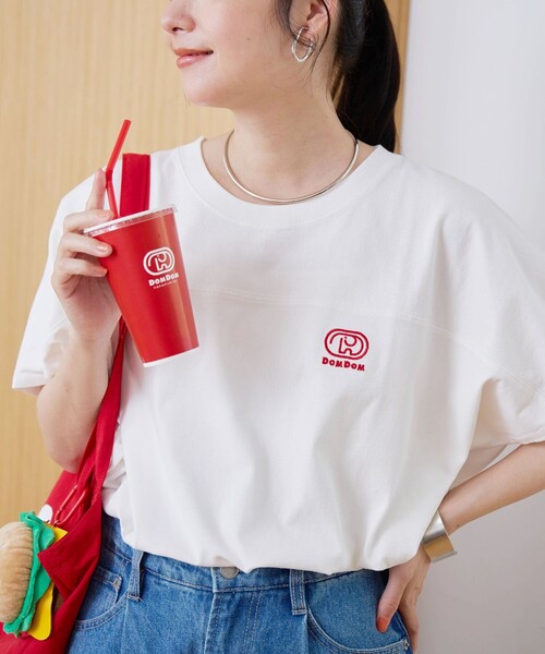 coen(コーエン)の「【DOMDOM(ドムドム)×coen】ワンポイント刺繍フットボールTシャツ(Tシャツ/カットソー・レディース・ナチュラル/オフホワイト/ダークグレー/レッド・M/L)」の1枚目の写真