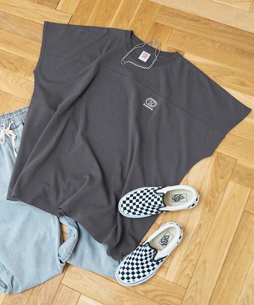 coen(コーエン)の「【DOMDOM(ドムドム)×coen】ワンポイント刺繍フットボールTシャツ(Tシャツ/カットソー・レディース・ナチュラル/オフホワイト/ダークグレー/レッド・M/L)」の2枚目の写真
