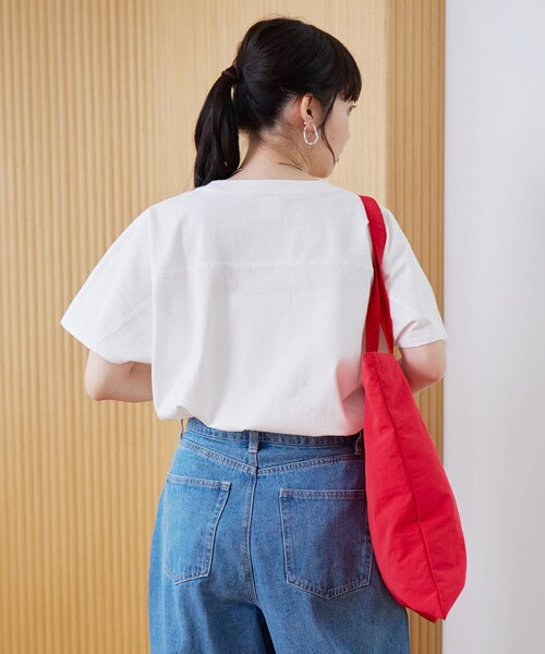 coen(コーエン)の「【DOMDOM(ドムドム)×coen】ワンポイント刺繍フットボールTシャツ(Tシャツ/カットソー・レディース・ナチュラル/オフホワイト/ダークグレー/レッド・M/L)」の8枚目の写真