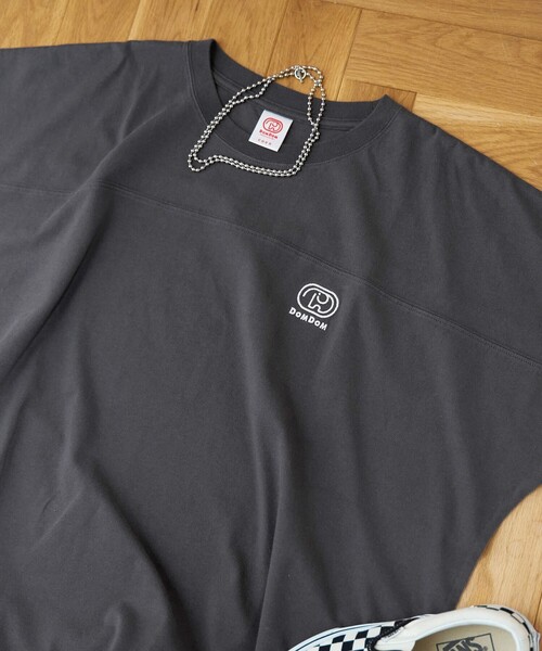 coen(コーエン)の「【DOMDOM(ドムドム)×coen】ワンポイント刺繍フットボールTシャツ(Tシャツ/カットソー・レディース・ナチュラル/オフホワイト/ダークグレー/レッド・M/L)」の10枚目の写真