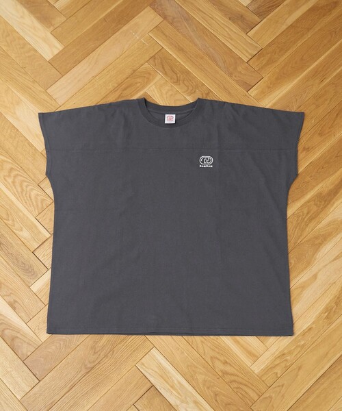 coen(コーエン)の「【DOMDOM(ドムドム)×coen】ワンポイント刺繍フットボールTシャツ(Tシャツ/カットソー・レディース・ナチュラル/オフホワイト/ダークグレー/レッド・M/L)」の12枚目の写真