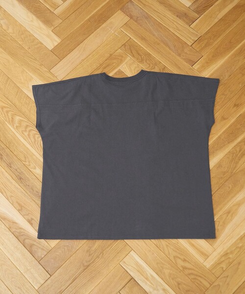 coen(コーエン)の「【DOMDOM(ドムドム)×coen】ワンポイント刺繍フットボールTシャツ(Tシャツ/カットソー・レディース・ナチュラル/オフホワイト/ダークグレー/レッド・M/L)」の13枚目の写真