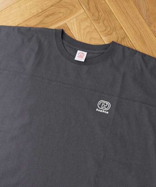 coen(コーエン)の「【DOMDOM(ドムドム)×coen】ワンポイント刺繍フットボールTシャツ(Tシャツ/カットソー・レディース・ナチュラル/オフホワイト/ダークグレー/レッド・M/L)」の14枚目の写真