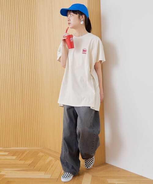 coen(コーエン)の「【DOMDOM(ドムドム)×coen】ワンポイント刺繍フットボールTシャツ(Tシャツ/カットソー・レディース・ナチュラル/オフホワイト/ダークグレー/レッド・M/L)」の15枚目の写真