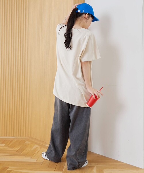 coen(コーエン)の「【DOMDOM(ドムドム)×coen】ワンポイント刺繍フットボールTシャツ(Tシャツ/カットソー・レディース・ナチュラル/オフホワイト/ダークグレー/レッド・M/L)」の16枚目の写真