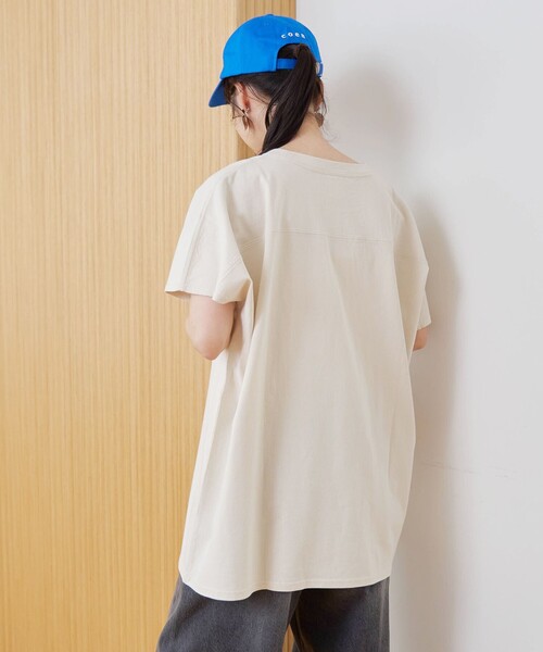 coen(コーエン)の「【DOMDOM(ドムドム)×coen】ワンポイント刺繍フットボールTシャツ(Tシャツ/カットソー・レディース・ナチュラル/オフホワイト/ダークグレー/レッド・M/L)」の18枚目の写真