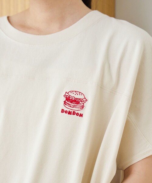coen(コーエン)の「【DOMDOM(ドムドム)×coen】ワンポイント刺繍フットボールTシャツ(Tシャツ/カットソー・レディース・ナチュラル/オフホワイト/ダークグレー/レッド・M/L)」の20枚目の写真