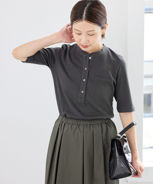 IENA(イエナ)の「ワイドリブヘンリープルオーバー(Tシャツ/カットソー・レディース・チャコールグレー/キャメル・FREE)」の5枚目の写真