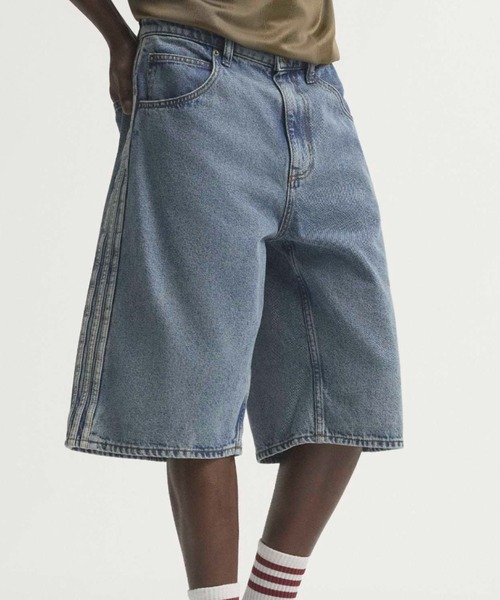 adidas(アディダス)の「adidas FIREBIRD ADICOLOR LIGHT WASH DENIM SHORTS / アディダス ファイヤーバード アディカラー ライトウォッシュ デニム ショーツ(デニムパンツ・メンズ・ライトインディゴブルー・32inch/30inch/36inch/34inch)」の3枚目の写真