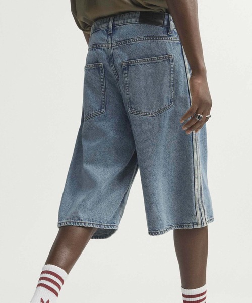 adidas(アディダス)の「adidas FIREBIRD ADICOLOR LIGHT WASH DENIM SHORTS / アディダス ファイヤーバード アディカラー ライトウォッシュ デニム ショーツ(デニムパンツ・メンズ・ライトインディゴブルー・32inch/30inch/36inch/34inch)」の9枚目の写真