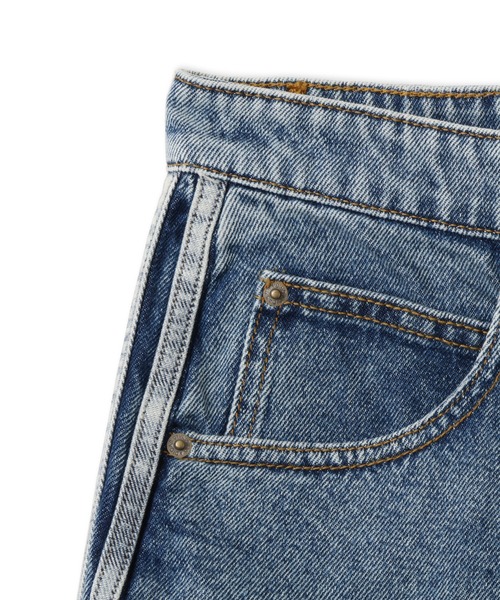 adidas(アディダス)の「adidas FIREBIRD ADICOLOR LIGHT WASH DENIM SHORTS / アディダス ファイヤーバード アディカラー ライトウォッシュ デニム ショーツ(デニムパンツ・メンズ・ライトインディゴブルー・32inch/30inch/36inch/34inch)」の2枚目の写真