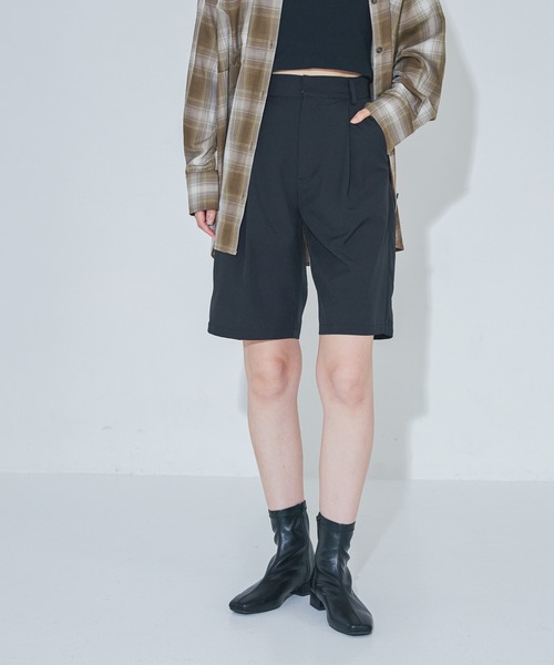 LAKOLE(ラコレ)の「タックハーフパンツ / 848925(その他パンツ・レディース・ベージュ/ブラック/グレー・MEDIUM/LARGE)」の2枚目の写真